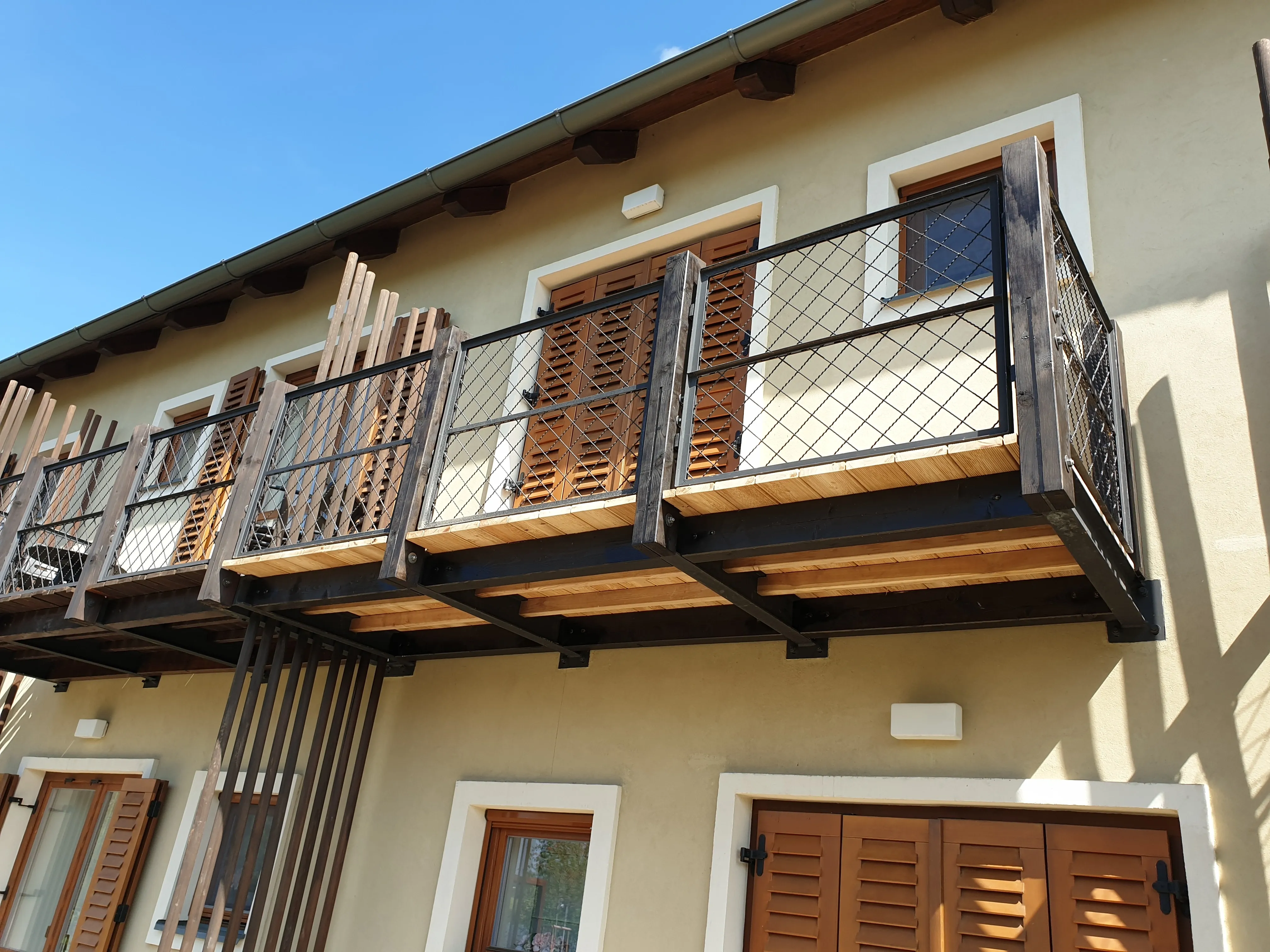 Ocelove balkon s drevenou podlahou z masivu